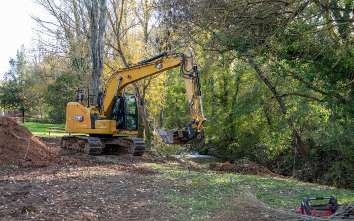 Une opération de restauration écologique alliant terrassement, plantations et diversification des écoulements. - Crédit photo : Kevin Ouassel