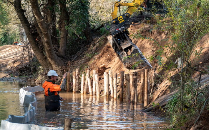 Reprofilage des berges et pose de fascines pour stabiliser les sols et favoriser la reprise de la végétation rivulaire. - Crédit photo : Kevin Ouassel