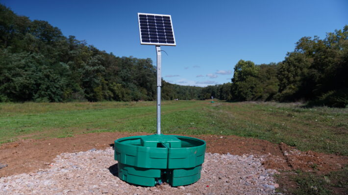 3 abreuvoirs solaires de 5000 litres ont été installés pour la GAEC pour éviter que les bêtes détériorent l’ensemble des berges et bénéficient d’une eau de qualité.  - Crédit photo : Banque des Territoires