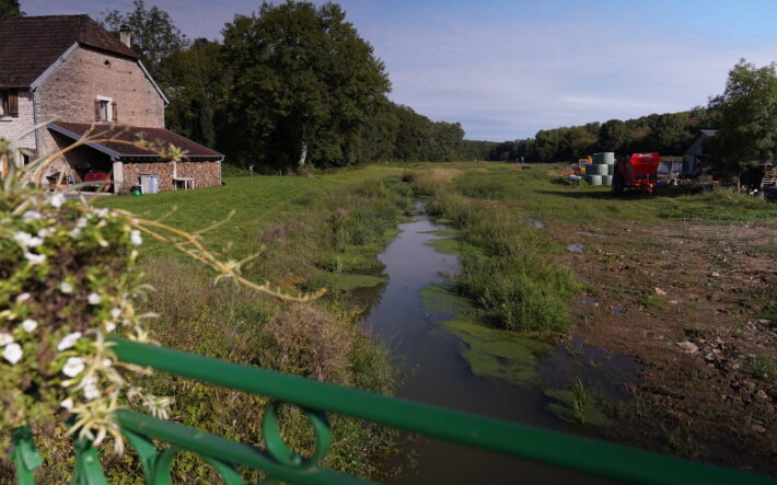1095 m de ruisseau altéré ont été reméandrés en 1400 m de ruisseau vivant. - Crédit photo : Banque des Territoires