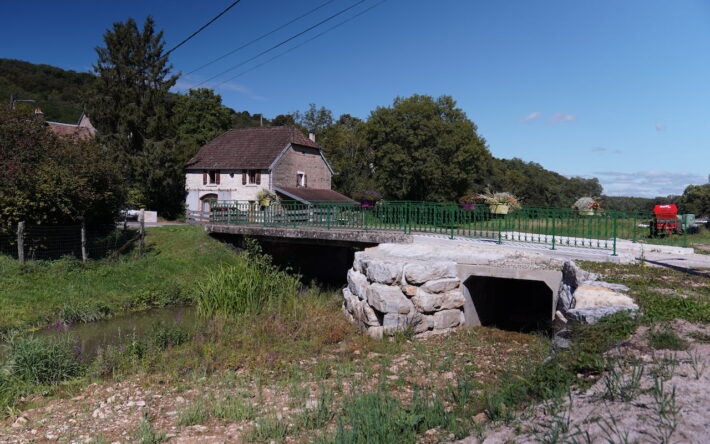La berge a été retalutée en pente douce, des modifications importantes ont été apportées au pont de Taxenne : un dalot  a été réaménagé en rive droite du pont pour laisser passer les eaux lors des crues. - Crédit photo : Banque des Territoires
