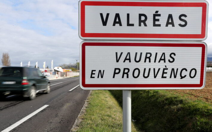 Panneau d'entrée de ville de Valréas - Crédit photo : Mairie de Valréas