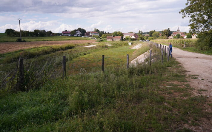 Un bassin de rétention de 1 800 m3 a été créé en aval de la source. - Crédit photo : Banque des Territoires