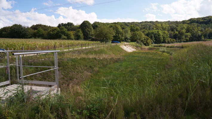 Les bassins de rétention stockent provisoirement l’eau pluviale pour éviter les inondations en aval de la source. Cette eau s’infiltre peu à peu dans le terrain vers la nappe. - Crédit photo : Banque des Territoires