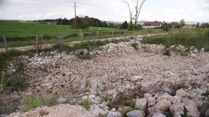 Un bassin de rétention de 1 800 m3 a été créé en aval de la source. - Crédit photo : Banque des Territoires