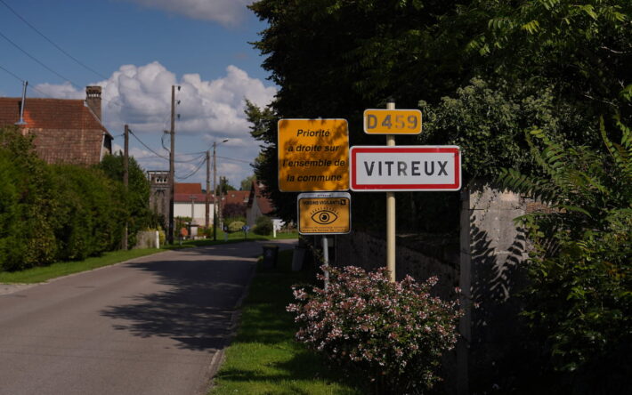 Panneau d'entrée de la commune de Vitreux. - Crédit photo : Banque des Territoires
