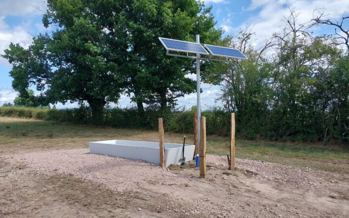 L’installation d’abreuvoirs déportés permet d’abreuver le bétail sans endommager la rivière. - Crédit photo : SMi2B