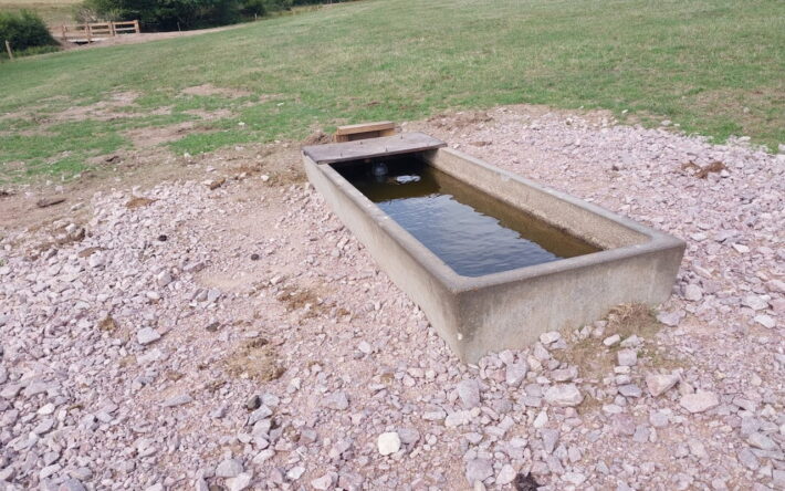 De 2015 à 2024 650 abreuvoirs déportés ont été installés sur les terres agricoles du bassin versant de la Bourbince. 6 Crédit photo : SMi2B