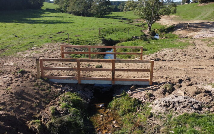 Le SMi2B a aussi installé des systèmes de franchissement du cours d’eau lorsque cela était nécessaire. - Crédit photo : SMi2B