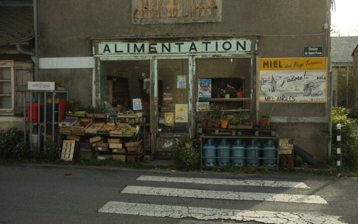 Magasin d’alimentation à Anglès – Crédits photos : Lou-Eve Popper