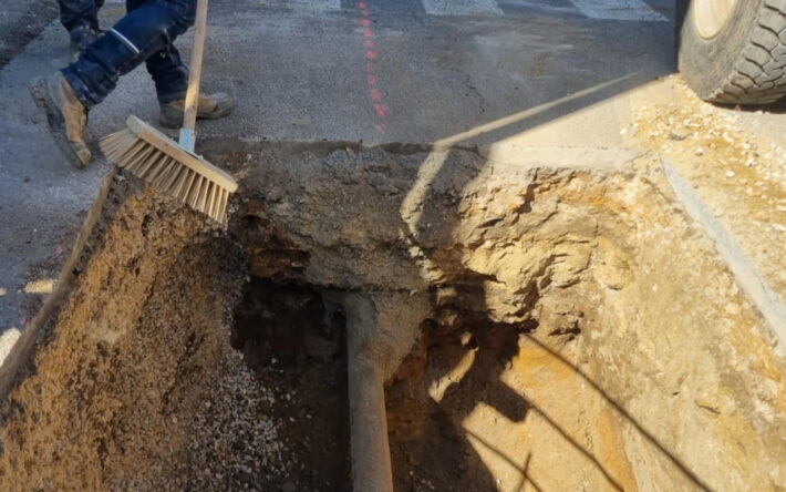Réparation d’une fuite dans les canalisations – Crédits photos : mairie d’Anglès