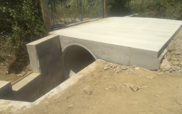 Ouvrage en béton permettant le passage de l’eau via un busage. - Crédit photo : Grand Avignon/Clotilde Arnaud