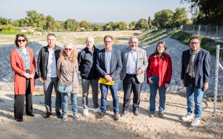 Élus et représentants locaux lors de la visite d’inauguration du bassin de rétention à Saze. - Crédit photo : @ Grand Avignon/Clotilde Arnaud