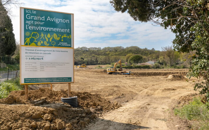 Panneau d’information du Grand Avignon présentant le projet d’aménagement des trois bassins de rétention en cascade, sur le site de Saze. - Crédit photo : Grand Avignon/Clotilde Arnaud