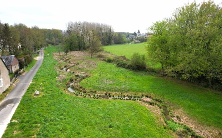 Affluent de la Cisse, le ruisseau du Mesland a fait l’objet de travaux de reméandrage qui favorisent la création d’une zone humide et limitent les risques d’inondation. - Crédit photo : Banque des Territoires