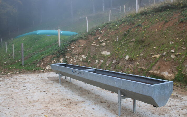 Des dallages en béton de 60 m2 ont été coulés sous les abreuvoirs pour éviter la pollution de la nappe liée aux débordements d’eau, aux piétinements et aux déjections du bétail autour des points d’eau. - Crédit photo : cabinet GTR