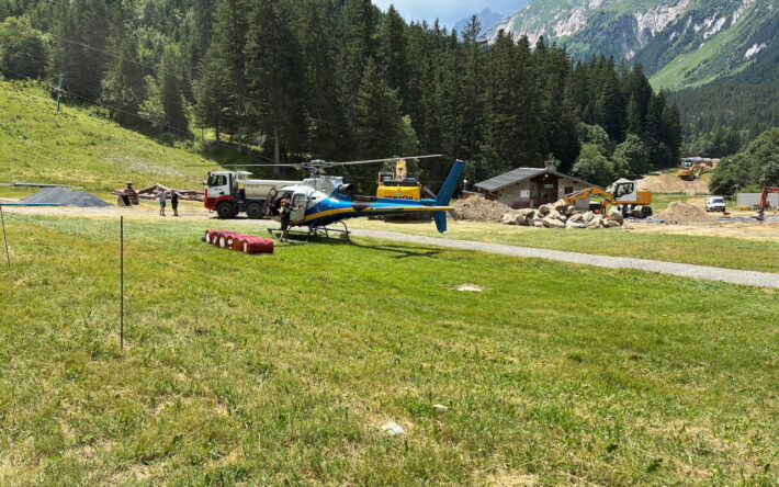 Des matériaux ont été acheminés par héliportage : le coût et l’impact environnemental du transport en hélicoptère sont inférieurs à ceux liés à la création d’une piste en altitude. - Crédit photo : cabinet GTR