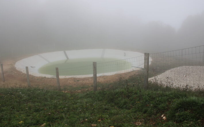 L’impluvium récupère l’eau de pluie sur une bâche de captation de 200 m2 et la stocke dans un bassin de 500 m3. - Crédit photo : cabinet GTR