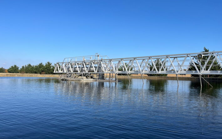 La station compte quatre bassins de décantation. - Crédit photo : Claire Pourprix