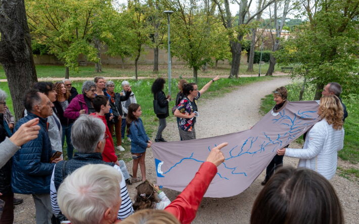 Atelier participatif organisé par Menelik dans le cadre des journées de la résilience : les habitants retracent ensemble le parcours de la rivière et les zones inondables du territoire. - Crédit photo : Kevin-Ouassel/Menelik