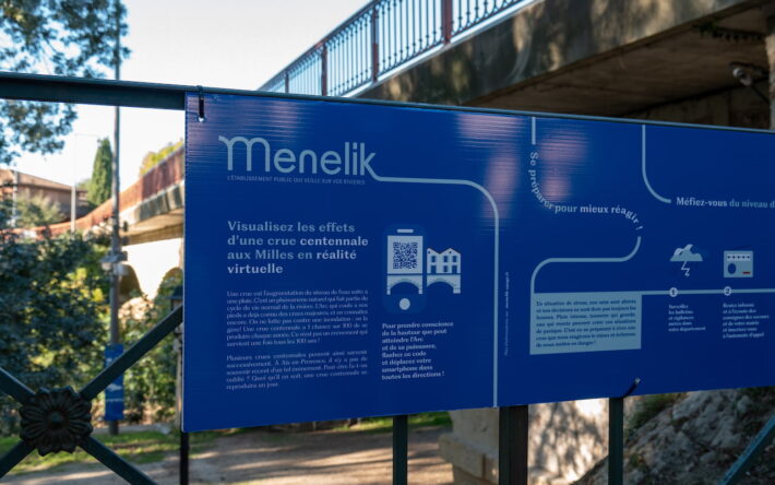 Panneau d’information installé aux Milles pour expliquer le fonctionnement de la rivière, les hauteurs d’eau atteintes et les dispositifs de réalité virtuelle proposés par Menelik. - Crédit photo : Kevin-Ouassel/Menelik