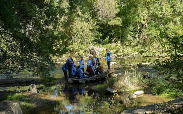 Sortie de terrain organisée par Menelik sur l’Arc : mieux comprendre la rivière pour mieux prévenir les risques. - Crédit photo : Kévin Ouassel