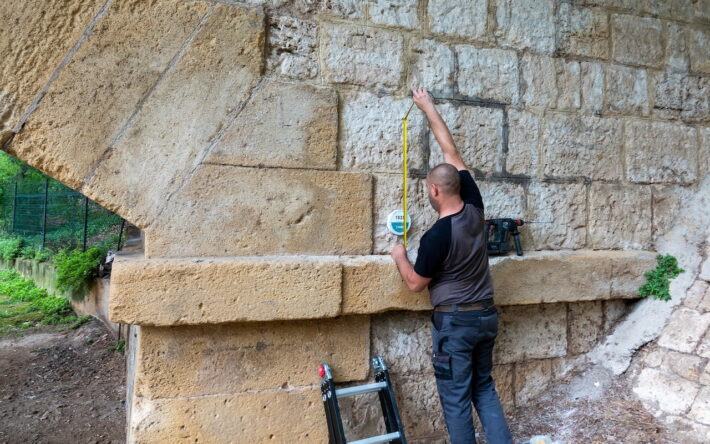 Pose d’un repère de crue sur un ouvrage patrimonial aux Milles. La hauteur d’eau estimée rappelle la crue de 1935, gravée dans la mémoire locale. - Crédit photo : Kevin-Ouassel/Menelik