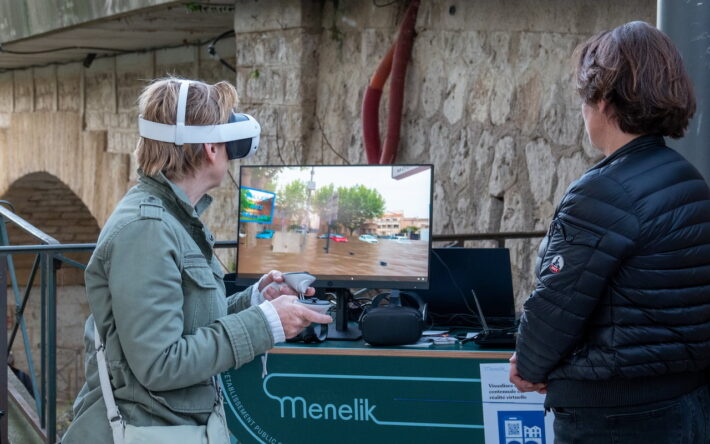 Une habitante découvre la simulation de crue centennale en réalité virtuelle, développée par Menelik pour visualiser l’impact d’une montée des eaux sur le village des Milles. - Crédit photo : Kevin-Ouassel/Menelik