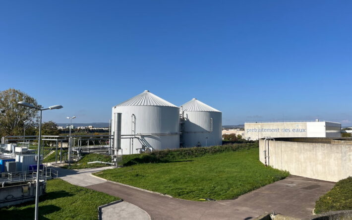 Les méthanisateurs font 10 m de hauteur. Pour renforcer la sécurité, le gazomètre a été intégré dans l’ouvrage. - Crédit photo : Claire Pourprix