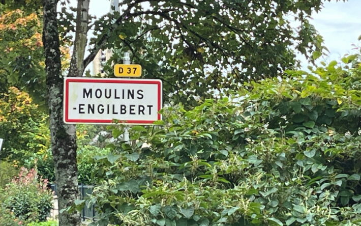 Entrée de ville à Moulins-Engilbert - Crédit photo : Claire Pourprix