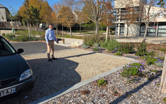 Le nouveau parking est construit sur un revêtement drainant de type chaussée réservoir infiltrante - Crédit photo : Banque des Territoires