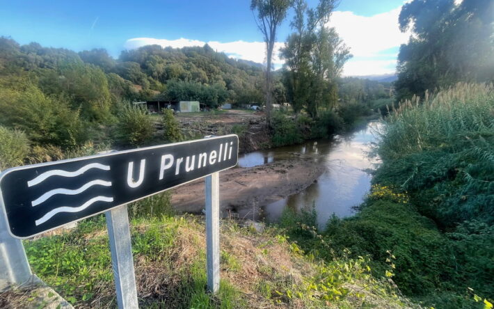 U Prunelli, un fleuve au lit tranquille qui rejoint la Gravona à son embouchure, entre l’aéroport d’Ajaccio et la célèbre tour de Capitello. - Crédit photo : Banque des Territoires