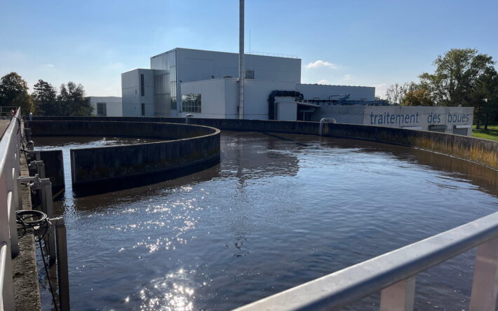 Les boues issues des bassins biologiques sont composées d’eau à 99 %. - Crédit photo : Claire Pourprix