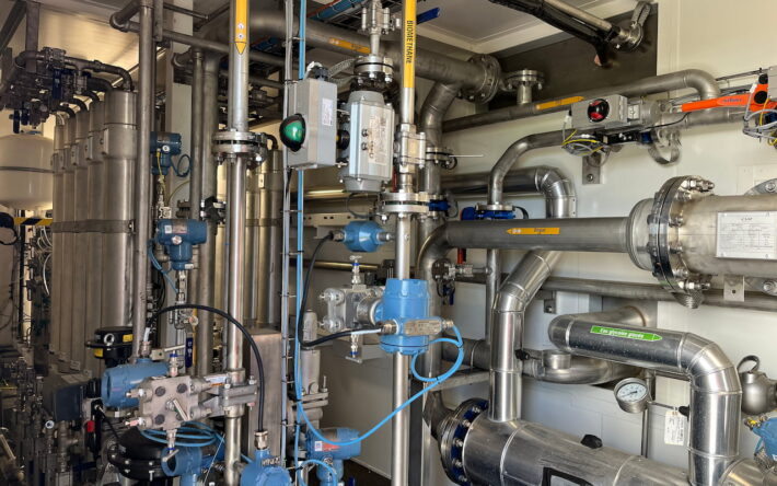 Intérieur du bâtiment d’épuration dans lequel le méthane est isolé des autres gaz (CO2, H2S et COV). - Crédit photo : Claire Pourprix