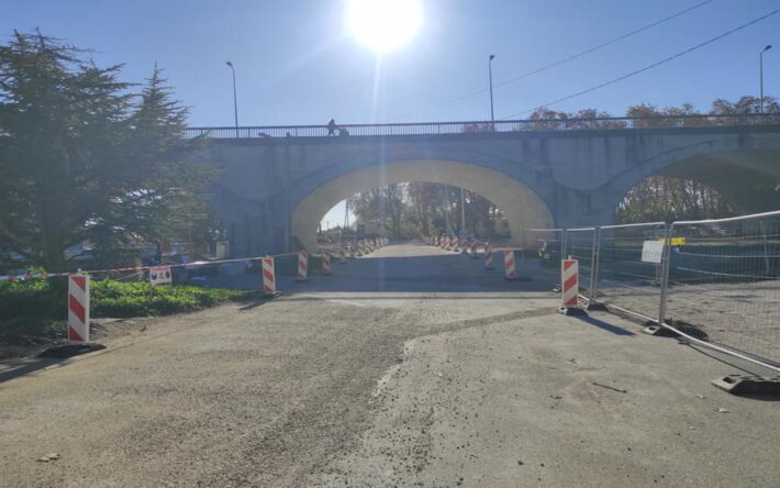 Aménagement des accès sous l’ouvrage : une étape indispensable pour sécuriser la promenade et restaurer les continuités piétonnes le long du Rhône. - Crédit photo : Carlos Bunay