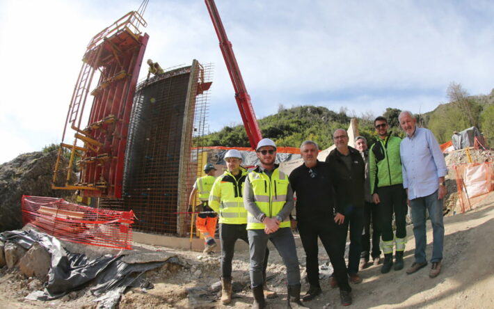 L’eau est captée en montagne pour les deux villages. Des forages dans les nappes phréatiques alimentent le réseau de la plaine. - Crédit photo : Banque des Territoires