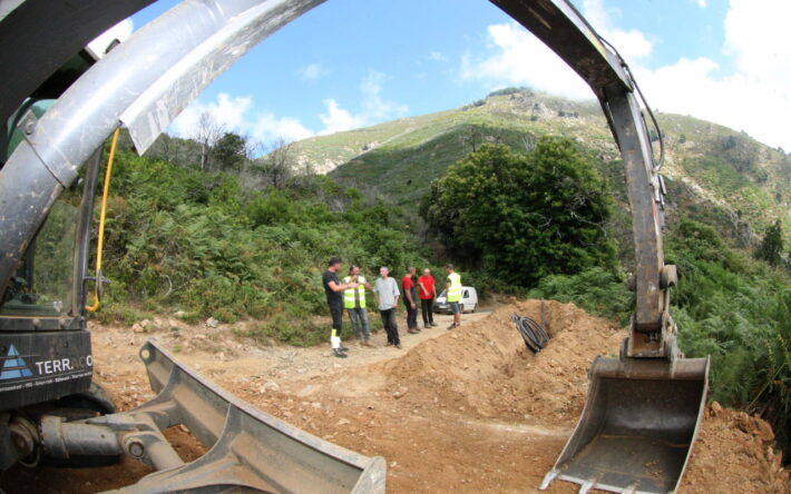 Les réservoirs sont alimentés en gravitaire. Ici, la réfection de la canalisation d’arrivée d’eau depuis la montagne. - Crédit photo : Banque des Territoires