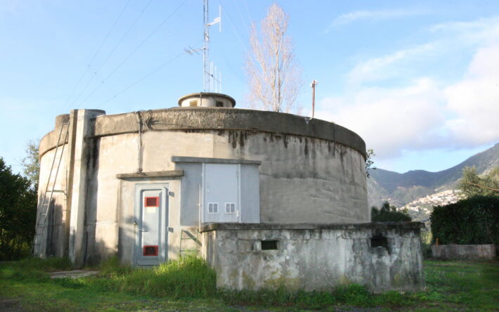 Le résevoir Dirudu qui a fait l’objet d’une réhabilitation et d’une mise en réseau de surveillance opérée par radio. - Crédit photo : Banque des Territoires