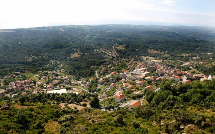 Cervione, l’un des deux villages adhérant au SIVOM, entre moyenne montagne, plaine boisée et agricole, et mer Méditerranée. - Crédit photo : Banque des Territoires