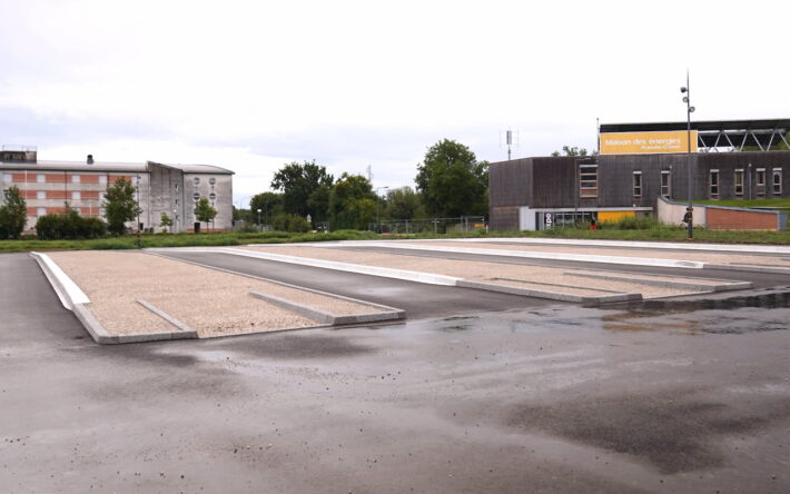 La mise en service de la gare routière est prévue pour les vacances de la Toussaint (novembre 2025). Les revêtements sont faits et les abords sont en cours d’aménagement, elle accueillera 16 bus. - Crédit photo : Banque des Territoires