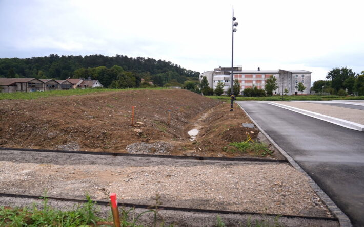 Certaines terres jugées acceptables par l’ARS ont été confinées dans un merlon paysager, une membrane recouverte et replantée ce qui a permis d’éviter des frais de décharge et les mouvements de terre - Crédit photo : Banque des Territoires