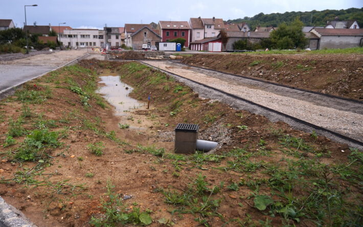 Des noues sont installées pour faire du stockage aérien. Le projet est construit autour de cette thématique, jusqu’au point bas. - Crédit photo : Banque des Territoires