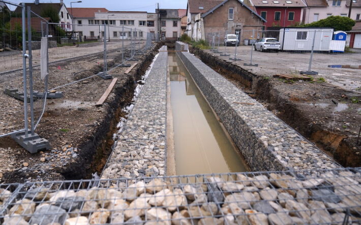 La création d’un nouveau cours d'eau à partir du tracé de l’ancien cours d’eau va permettre de transférer les eaux de pluie depuis l'avenue Jean Jaurès jusqu'à la Lizaine à hauteur. - Crédit photo : Banque des Territoires