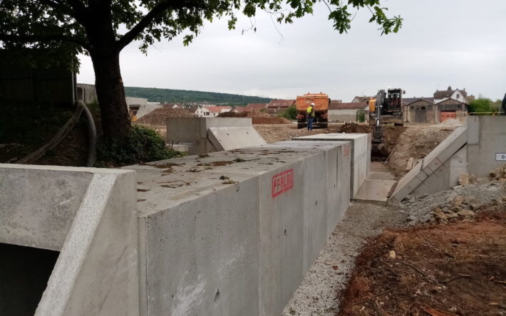 Un ouvrage de transition a été aménagé sur l’ovoïde de l'égout central de la ville afin de  faire passer les tuyaux d’eau par-dessus. - Crédit photo : Pierre THIEBAUD
