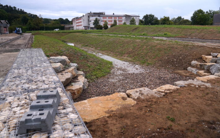 L'ancien ruisseau coulait dans un gros dalot. Celui-ci a été ouvert pour laisser le cours d’eau en aérien et intégrer les eaux pluviales en reprenant son circuit originel. - Crédit photo : Banque des Territoires