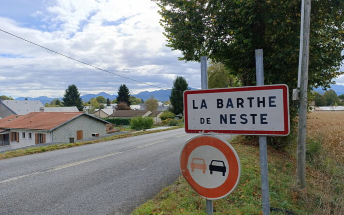 Panneau entrée de ville de La Barthe de Neste - Crédit photo : Banque des Territoires