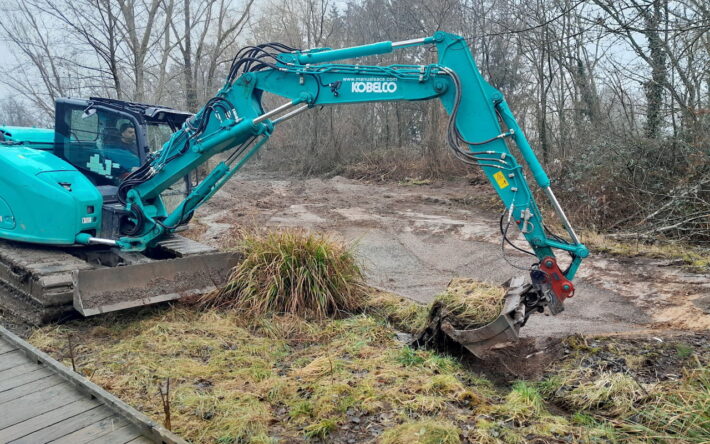 Un engin de chantier au travail pour la création d’une mare - Crédit photos : Communauté de Communes des Portes de Rosheim (Esther Foulon)