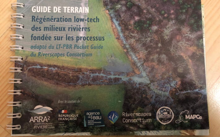 Le guide de terrain pour la régénération low tech des milieux rivières, édité par l’Arra2. - Crédit photo : Banque des Territoires