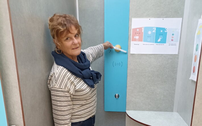 Fanny Le Mentec présente le bracelet connecté au sein des douches du camping municipal - Crédit photo : Banque des Territoires