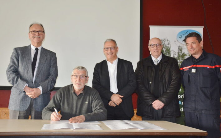 Hervé Mange, président de l’APAME, a signé la convention en présence du sous-préfet Pierrick Lozé, Laurent Seguin président du Département, Hervé Eple, vice-président de l’AMF 70 et Mathieu Faure du SDIS 70 (de g. à d.) - Crédit photo : René Demange